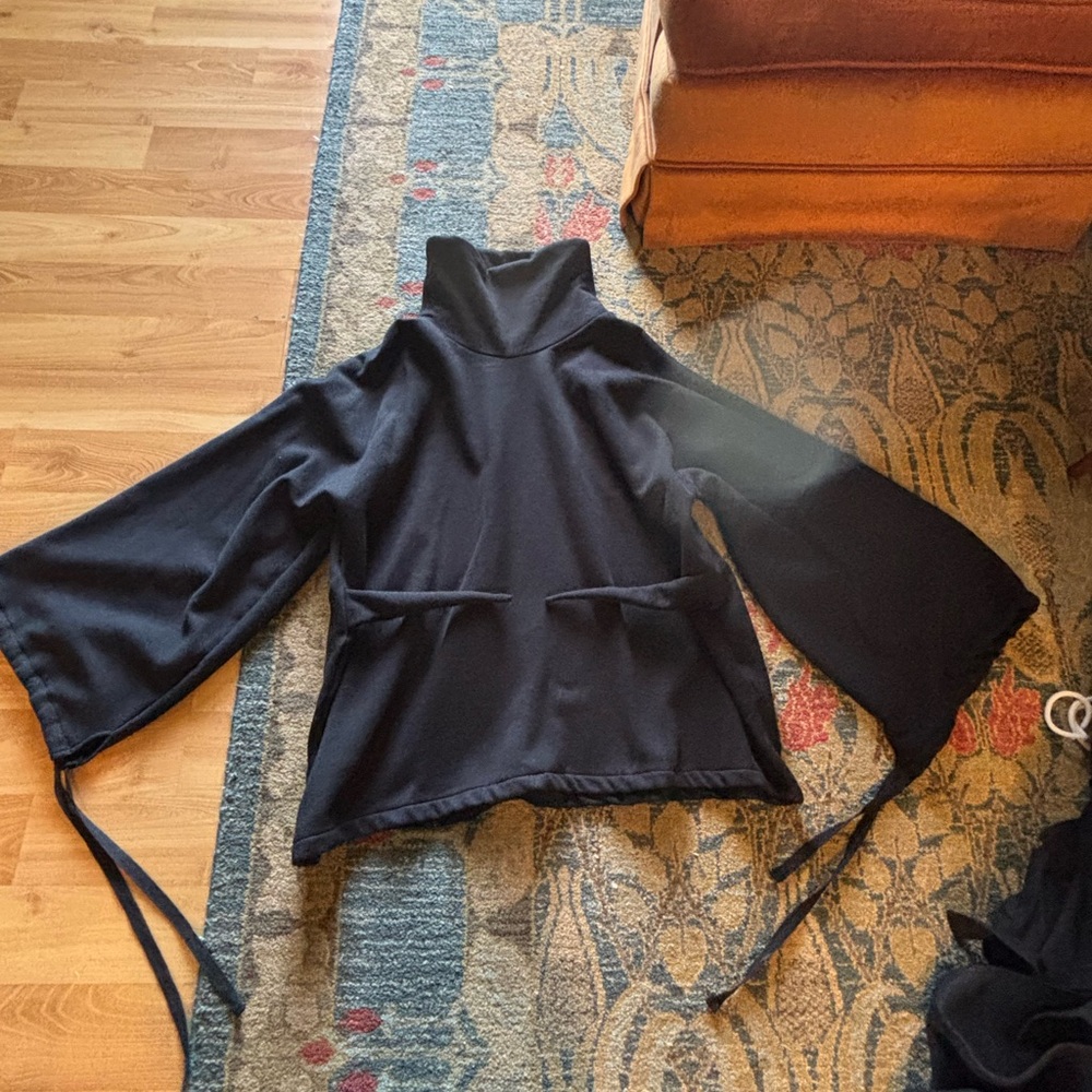 2021 Nuit Clothing Atelier Lingua Tunic with drawstring sleeves and funnel neck